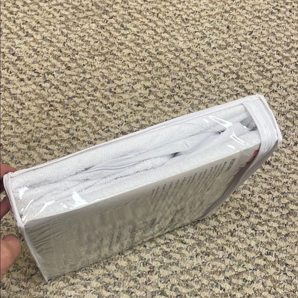 Brand New- Bob's Goof Proof Fitted Mattress Protector - Twin, White